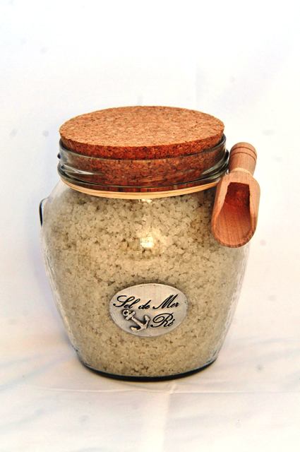 Grand pot de sel de mer avec pelle